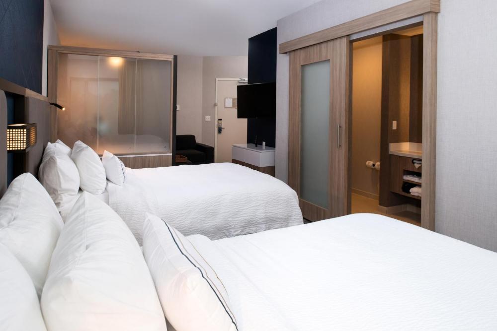 Suite with Two Queen Beds, Trundle Bed and Adapted Tub - Mobility and Hearing Accessible interior